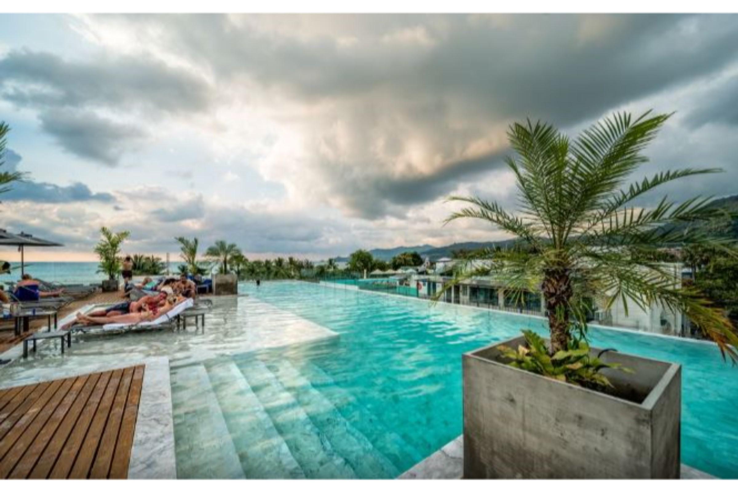 Hotel Clover Patong Phuket - Sha Plus Exterior photo